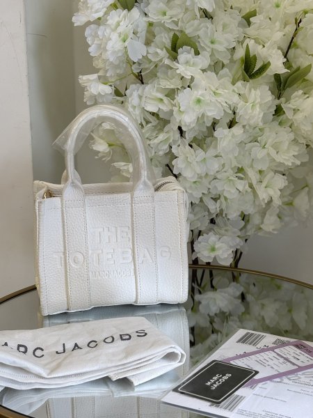 حقيبة the tote bag حجم القاعدة 19 سم